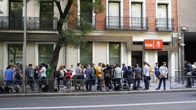 Decenas de periodistas haciendo guardia a las puertas de la sede socialista en Madrid.