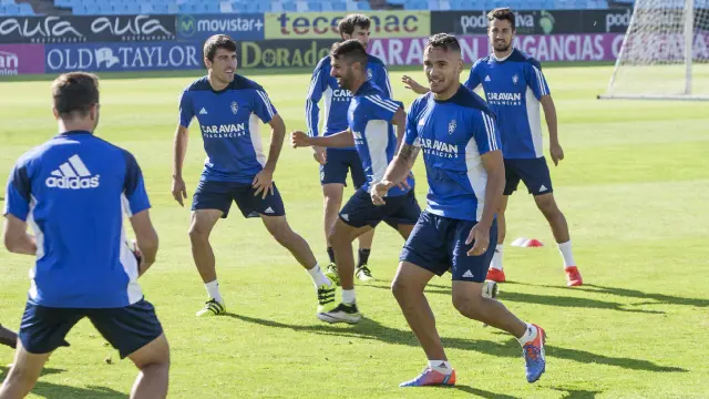 Los jugadores del Real Zaragoza llevan a cabo un ejercicio durante el ensayo del viernes entre risas y buen ambiente.