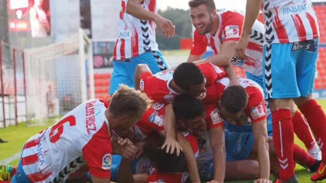Los jugadores del Lugo celebran uno de los goles