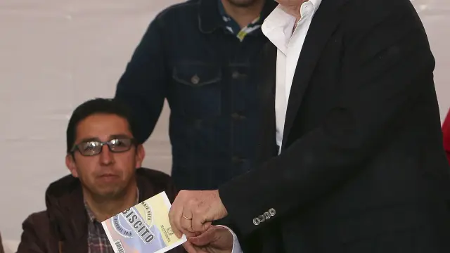 El presidente de Colombia, Juan Manuel Santos, votando en el plebiscito.