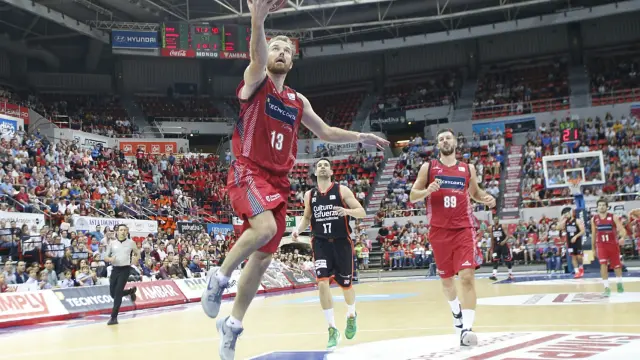 Gecevicius salta para anotar en el partido ante el Valencia Basket en el Príncipe Felipe
