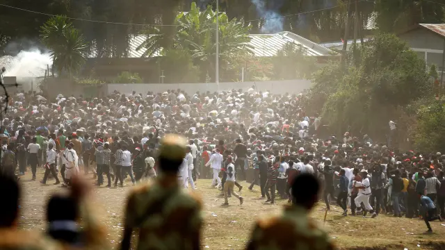 Los manifestantes huyen del gas lacrimógeno lanzado por la policía en Etiopía