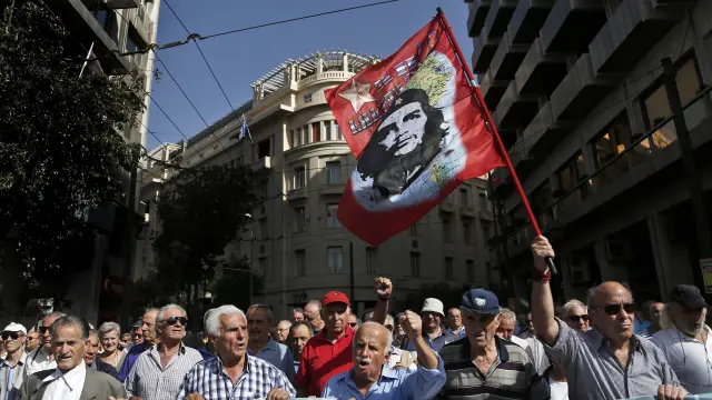 Pensionistas griegos sostienen una bandera del Che Guevara durante una manifestación contra los recortes en las pensiones.