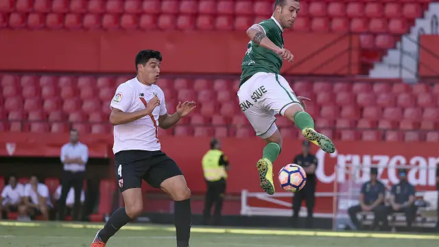 El joven sevillista Diego González, principal promesa del Sevilla Atlético, en el partido de hace tres semanas ante el Huesca, pugna con Urko Vera en un vacío Sánchez Pizjuán. Ganaron los andaluces por 2-0.