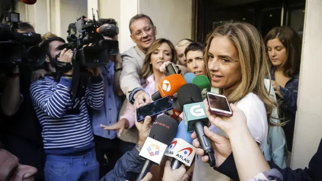 Susana Sumelzo, rodeada de periodistas