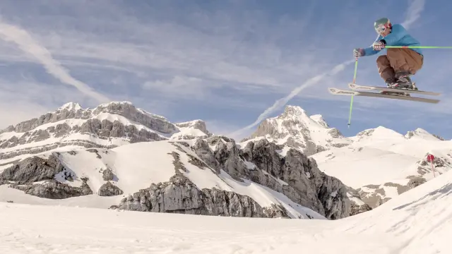 Un esquiador disfruta en la estación de Candanchú, que junto a Astún ha creado un dominio esquiable único de 100 kilómetros.