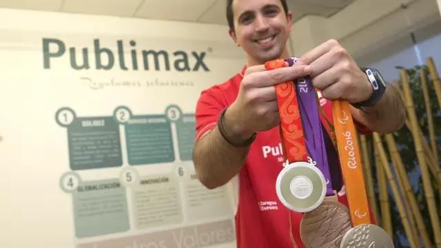 El aragonés Jorge Cardona posa con sus medallas.