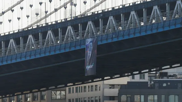 La imagen del presidente Putin sobre los colores de la bandera rusa ondeando en el puente se ha hecho popular en apenas dos horas.