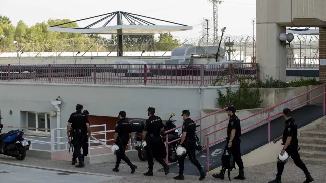 Despliegue policial en el CIE de Murcia tras la fuga de casi 70 inmigrantes.