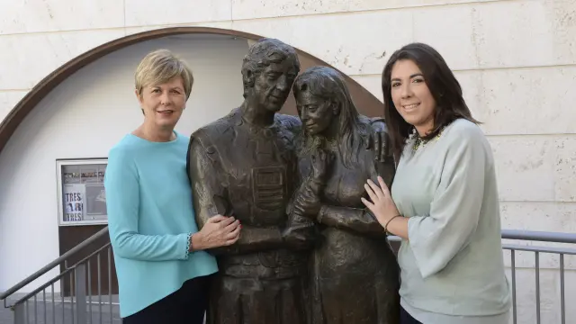 Rosa Blasco y su hija María, a ambos lados de la estatua de los Amantes de Teruel, confeccionarán el traje de Isabel de Segura.