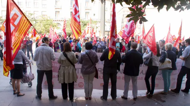Delegados sindicales celebran el 'Día Mundial por el Trabajo Decente' en la plaza del Pilar frente a la Delegación del Gobierno en Aragón