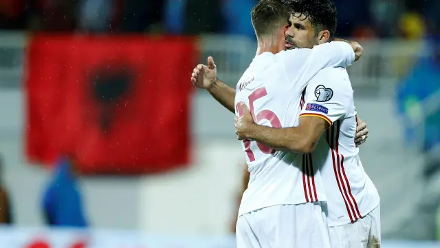 Diego Costa y Sergio Ramos se abrazan tras el primer gol de España
