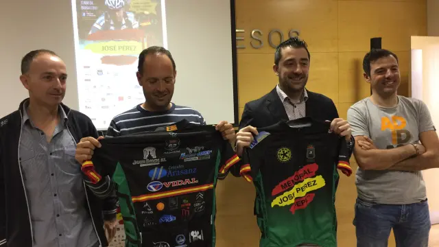 Responsables del Club Ciclista Barbastro con el concejal mostrando el mallot conmemorativo de la carrera.
