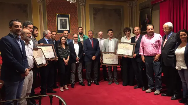 Los galardonados con el jurado en el Ayuntamiento de Barbastro.