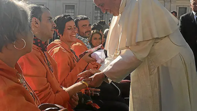 Jorge Murillo y su hermana Mónica saludan al Papa.