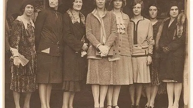 Clochés, faldas a la rodilla y estolas son atuendos típicos de los años 30.