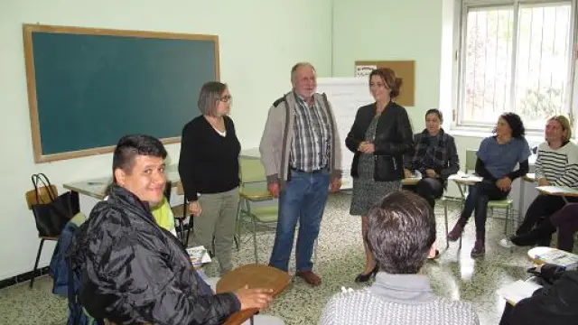 La alcaldesa de Teruel, Emma Buj, ha visitado este jueves a los refugiados acogidos en Teruel
