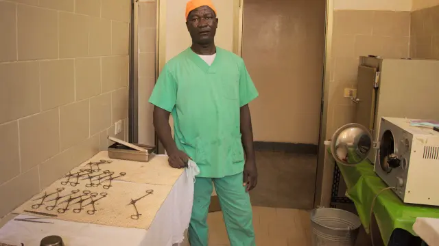Evariste trabaja de auxiliar de enfermería en el quirófano del hospital chadiano que colabora con Ilumináfrica.