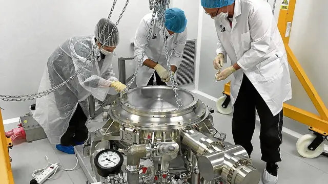 Los ingenieros trabajan con la cámara criogénica en la sala limpia del Observatorio de Javalambre.
