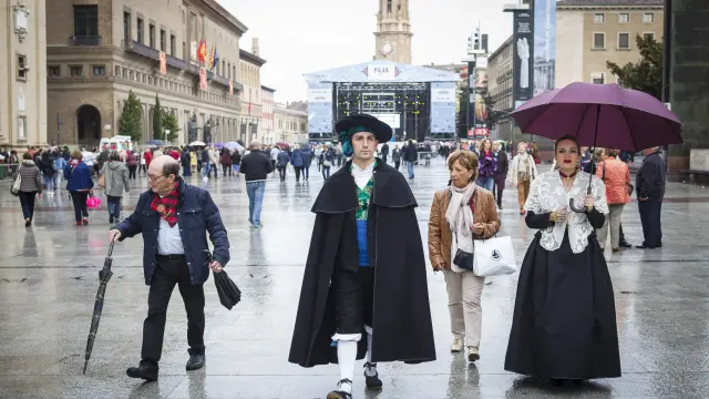 Gente con paraguas este jueves en la plaza del Pilar.