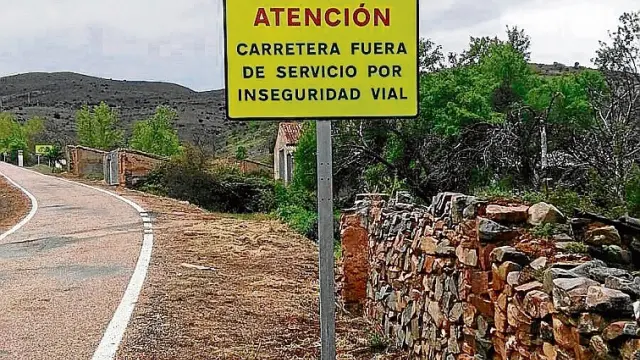La DPZ instaló un cartel de advertencia en la carretera.
