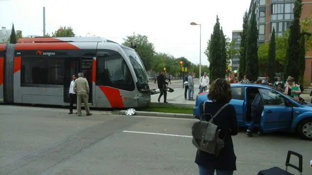 Herida una mujer tras colisionar su coche con el tranvía en Zaragoza