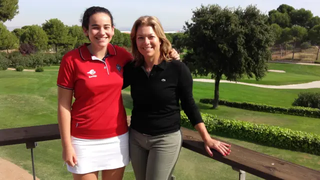 Beatriz Espelosín y Raquel Carriedo, ayer en el zaragozano campo de golf de La Peñaza.