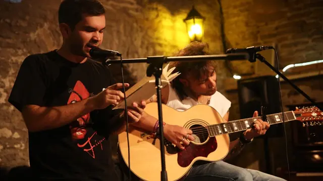 Los organizadores Adrián Flor, recitando  y Luis David Guebba, a la guitarra, en la inauguración de la segunda temporada de noches de Poemia.