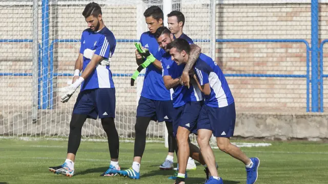 Lanzarote, abrazado por Rico. Detrás, Ratón, Whalley y Manu Herrera