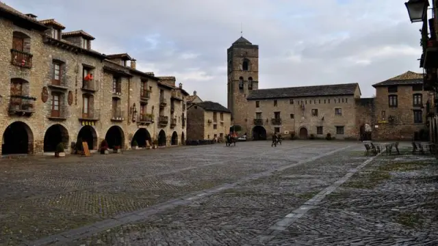 La plaza Mayor de Aínsa regresa, este fin de semana, al año 1423.