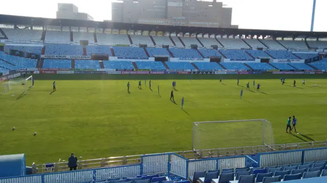 Un momento del entrenamiento del Real Zaragoza en la mañana de este jueves en el estadio de La Romareda.