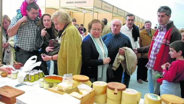Buena parte de los 10000 visitantes que se esperan en la Feria de Otoño llegan atraídos por el concurso de quesos. Los artesanos ponen además a la venta sus productos, y con gran éxito, teniendo en cuenta que el año pasado se vendieron casi seis toneladas