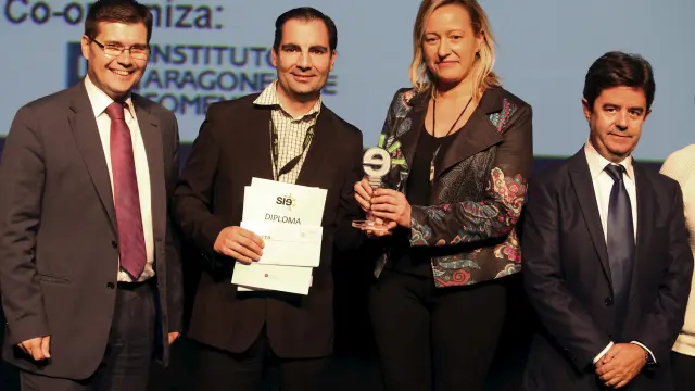 José Alberto Moreno recibe el premio de la consejera de Economía e Industria, junto al alcalde de Huesca y el director provincial de Bantierra.