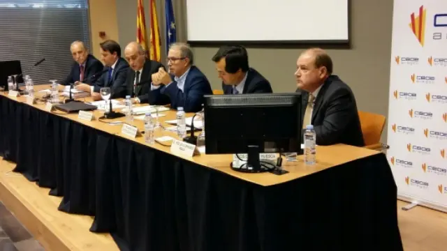 Fernando Gimeno se reúne con la cúpula empresarial de la Comunidad en la sede de la Confederación Española de Organizaciones Empresariales en Aragón.