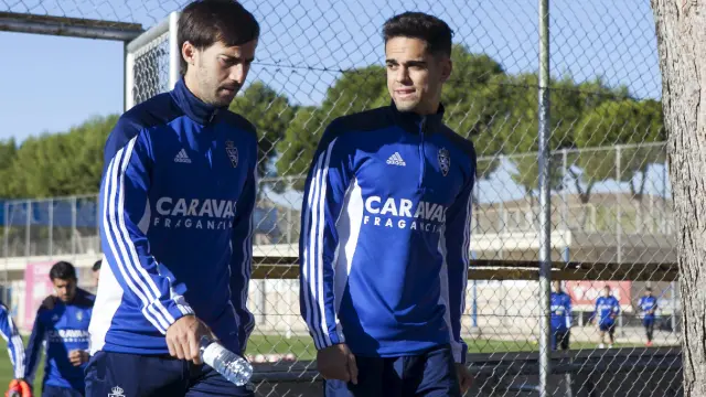 Manu Lanzarote, a la izquierda, serio, camina junto a Fran en el entrenamiento de este viernes en la Ciudad Deportiva.