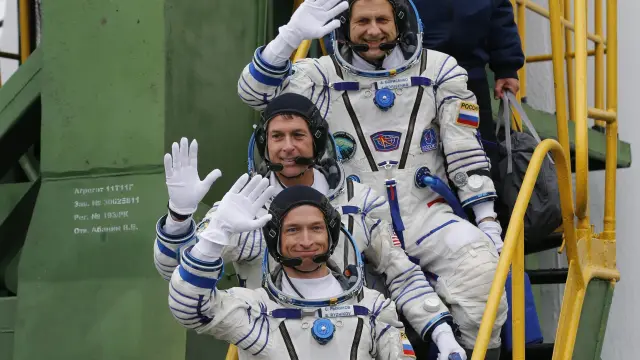 Los tres tripulantes de la Soyuz, al despedirse antes de partir con destino a la Estación Espacial Internacional.