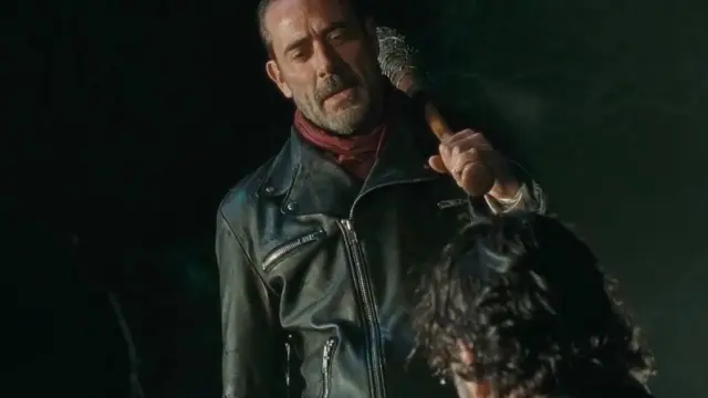 Negan, justo antes de matar a uno de los personajes de The Walking Dead