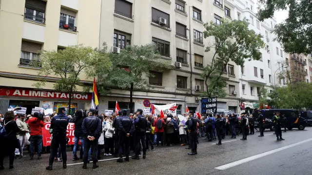 Centenares de personas piden el no a Rajoy frente a la sede del PSOE