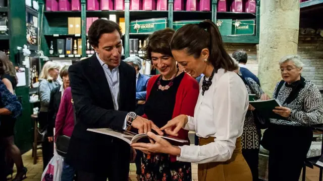 Nacho Montal, Eva Armisén y María Montal, hojeando el catálogo navideño de 2016.