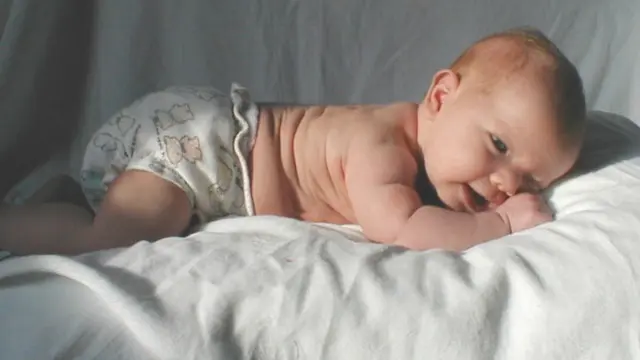 Un bebé con pañales