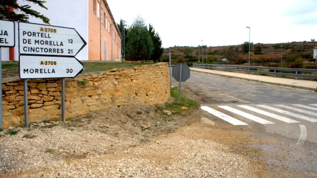 El firme de la carretera de La Iglesuela a Portell (Castellón) en la foto está lleno de baches.
