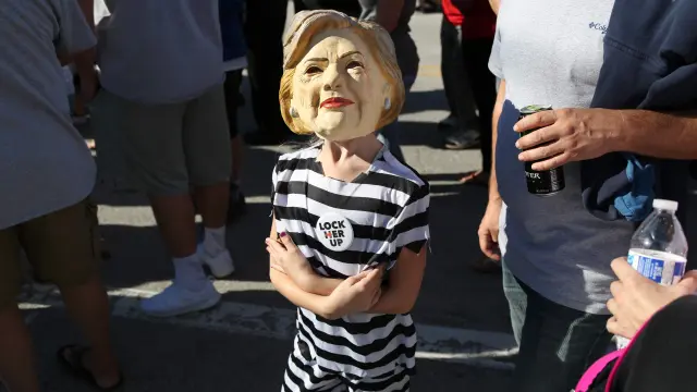 Un joven seguidor de Trump con un disfraz de Clinton