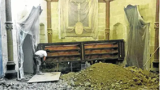 Obras de saneamiento del suelo de una de las sacristías de la catedral de Huesca.