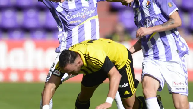 Jordi Xumetra cae al césped de Zorrilla en una disputa con dos futbolistas del Valladolid el pasado domingo por la mañana.