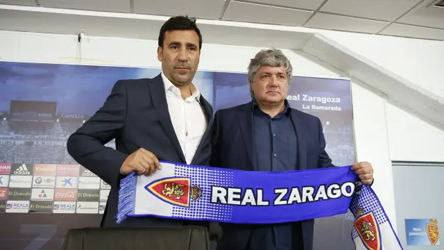 Raúl Agné, nuevo entrenador del Real Zaragoza, en su presentación junto al director deportivo, Narciso Juliá.