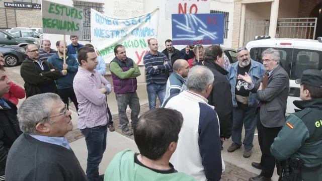 El consejero Joaquín Olona -a la derecha- conversa con la plataforma de afectados a las puertas del Ayuntamiento de Tornos