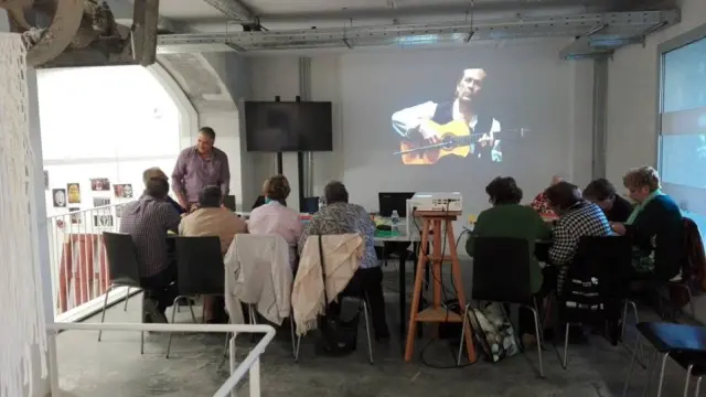 Una de las primeras sesiones del taller de iniciación al flamenco