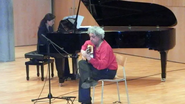Al piano, Piñol, y a la guitarra, Manuel Romero, en un concierto conjunto de ambos artistas.