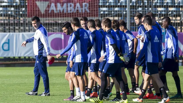 Agné, delante del grupo de jugadores, en la sesión de entrenamiento de ayer en la Ciudad Deportiva.