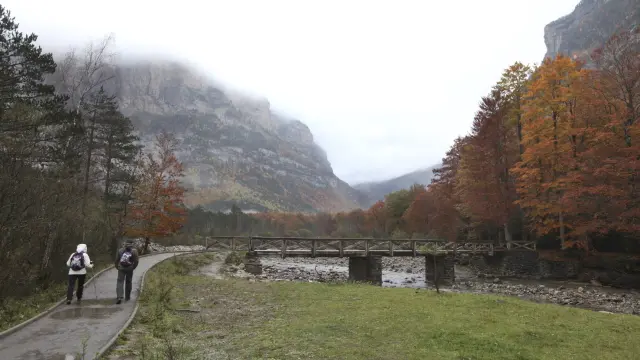 Dos senderistas caminan por el Parque Nacional de Ordesa (Huesca), en una imagen tomada el pasado otoño.